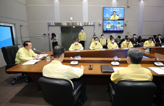 윤석열 대통령이 9일 오전 서울 정부서울청사 중앙재난안전상황실 서울상황센터에서 열린 집중호우 대처 긴급 점검회의에서 발언을 하고 있다.  <연합뉴스>